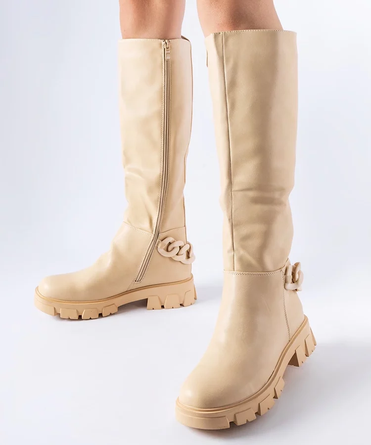 Beżowe płaskie kozaki z łańcuchem Armand