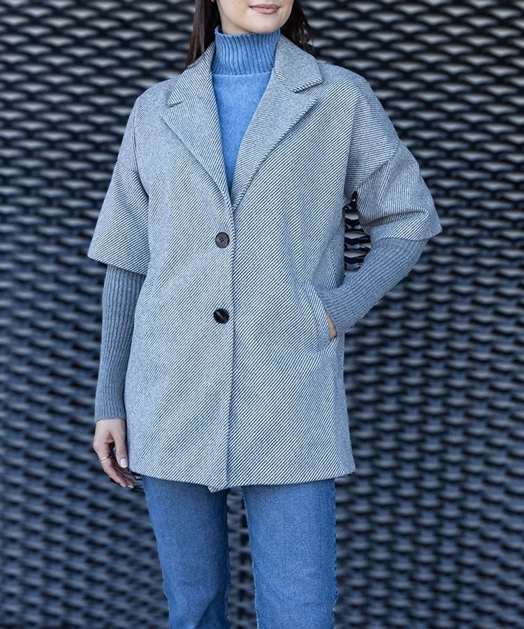 Szary płaszcz ze sweterkowymi rękawami Sameha