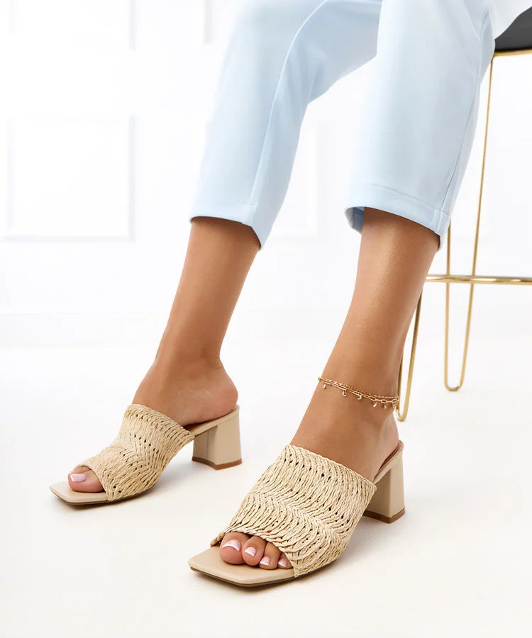 Beżowe klapki na słupku z plecionymi paskami Gamboa