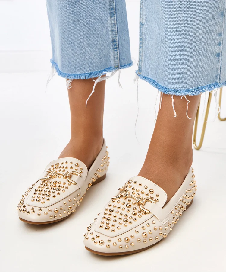 Beżowe mokasyny zdobione ćwiekami Lea