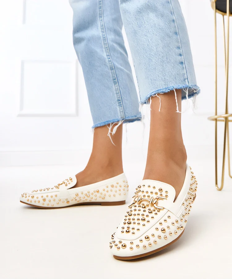 Białe mokasyny zdobione ćwiekami Lea