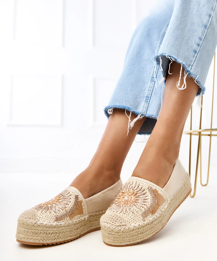 Beżowe espadryle z haftem na platformie Lorina