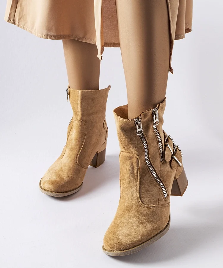 Beżowe botki z luźną cholewka Plourde