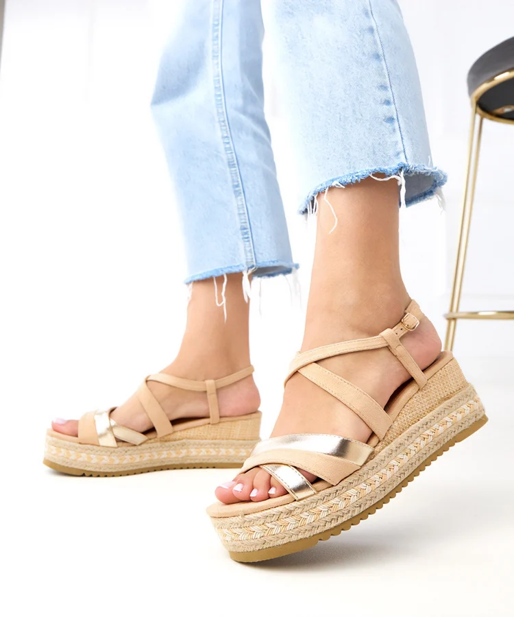 Beżowe sandały na koturnie ze złotym paskiem Elitar