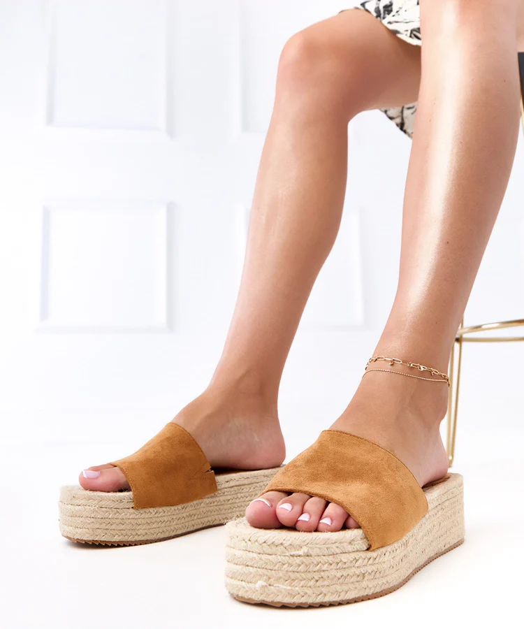 Brązowe klapki espadryle na platformie Klody