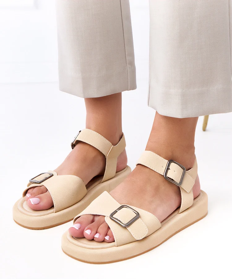 Beżowe sandały z klamrą na pasku Mirkasa