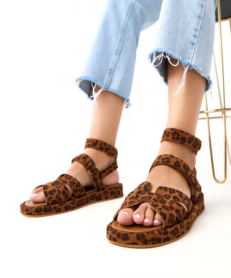 Panterkowe sandały zapinane na kostce Maimuna