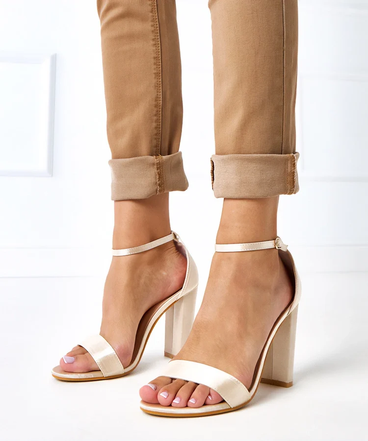 Beżowe sandałki na wysokim słupku Rive