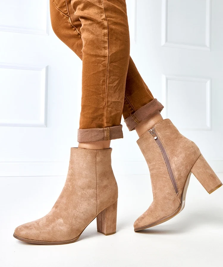 Beżowe ocieplane botki na słupku Torricelli