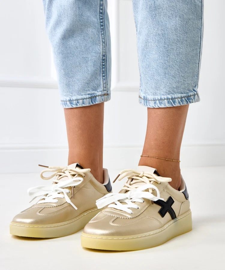 Złote sneakersy na platformie z czarną wstawką Eriksen