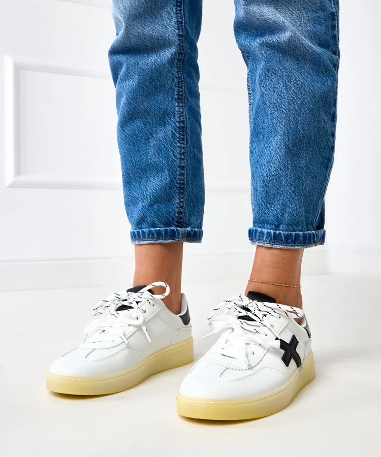 Białe sneakersy na platformie z czarną wstawką Eriksen