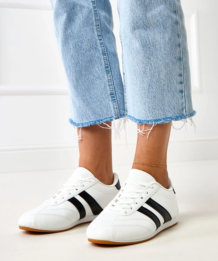 Białe sneakersy typu tenisówki z czarną wstawką Mydland