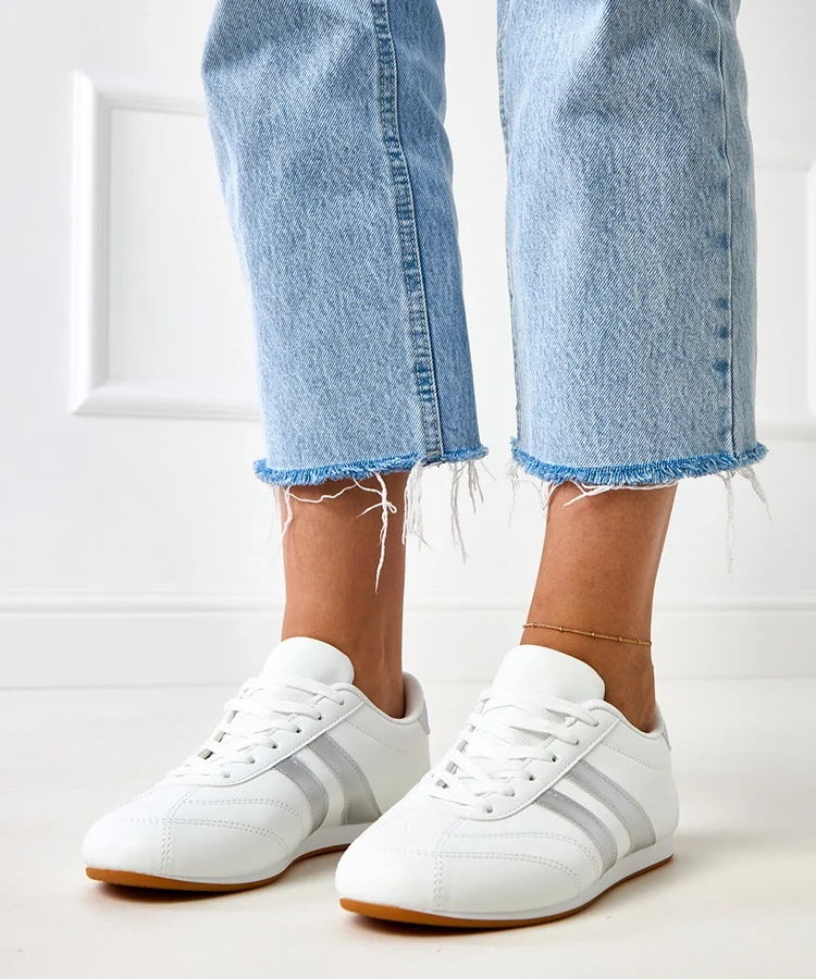 Białe sneakersy typu tenisówki ze srebrną wstawką Mydland