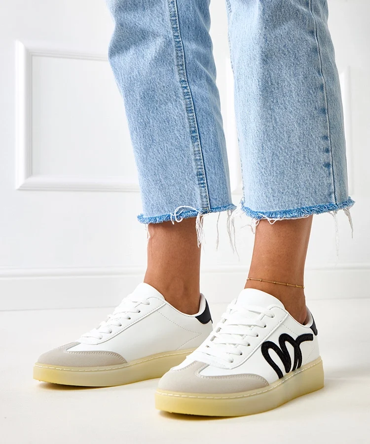 Białe sneakersy na platformie z czarnym motywem Izabell