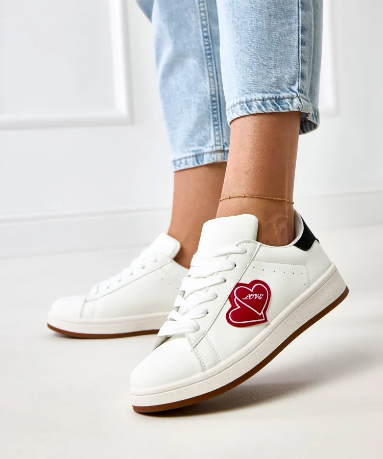 Białe sneakersy na platformie z czerwonymi serduszkami Tela