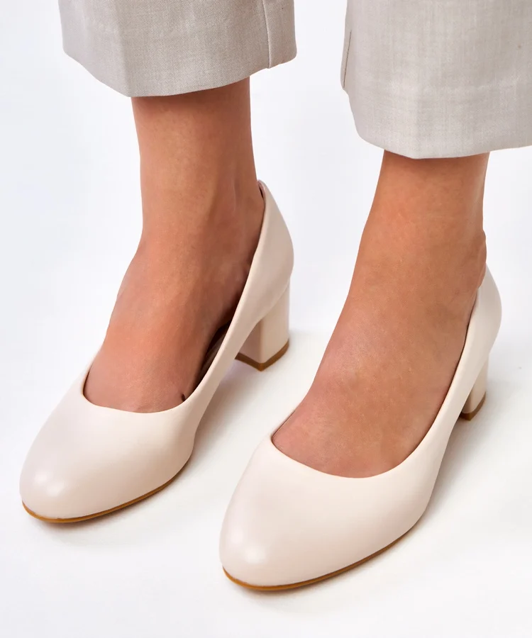 Beżowe czółenka na niskim słupku Polili