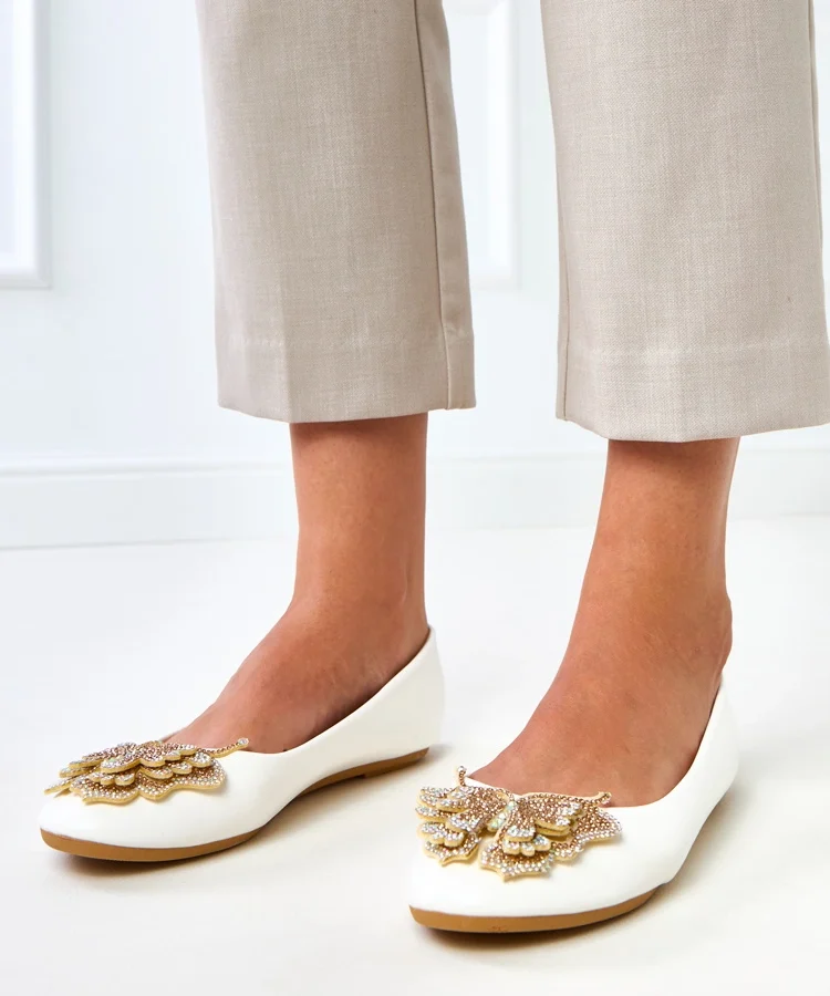 Białe balerinki z ozdobnym motylem Gruca