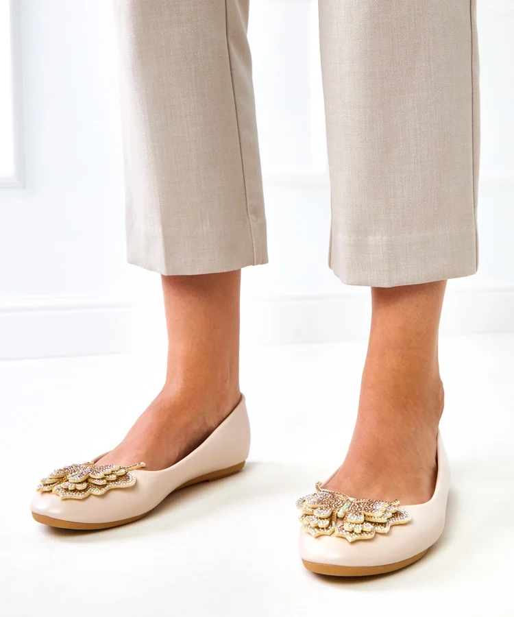 Beżowe balerinki z ozdobnym motylem Gruca
