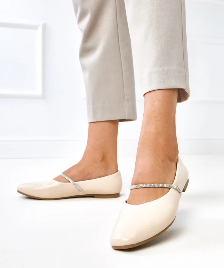 Beżowe balerinki z ozdobnym paskiem Sikla