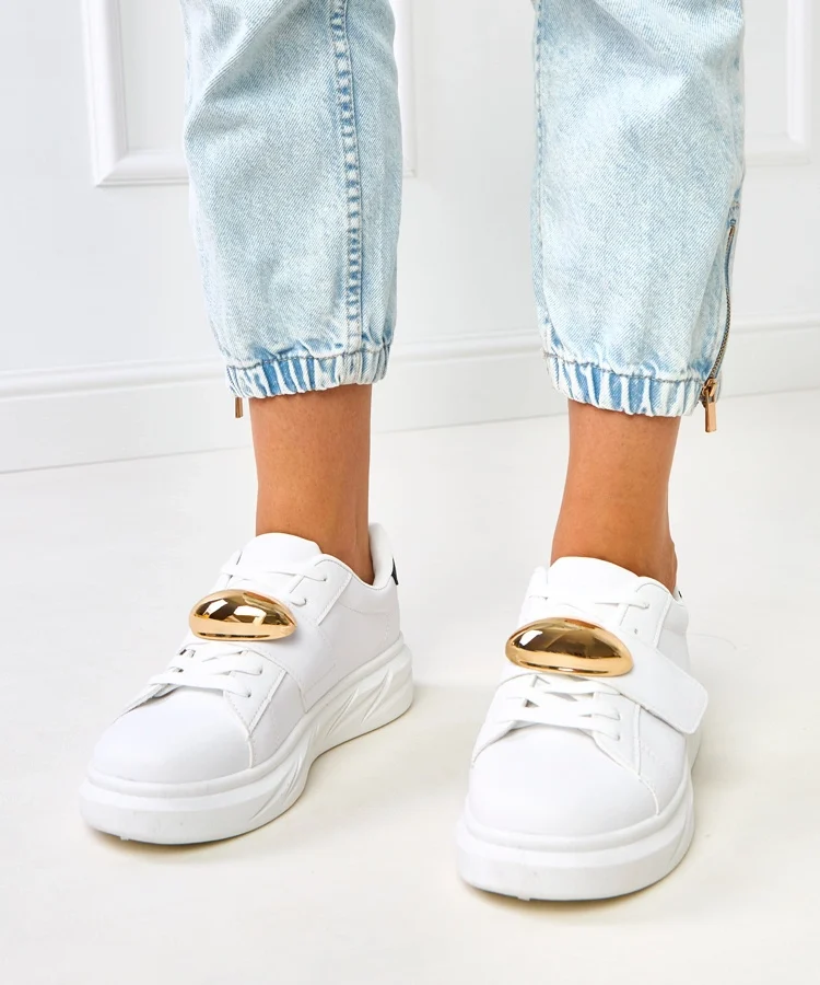 Białe sneakersy ze złotym akcentem i czarną wstawką Melania