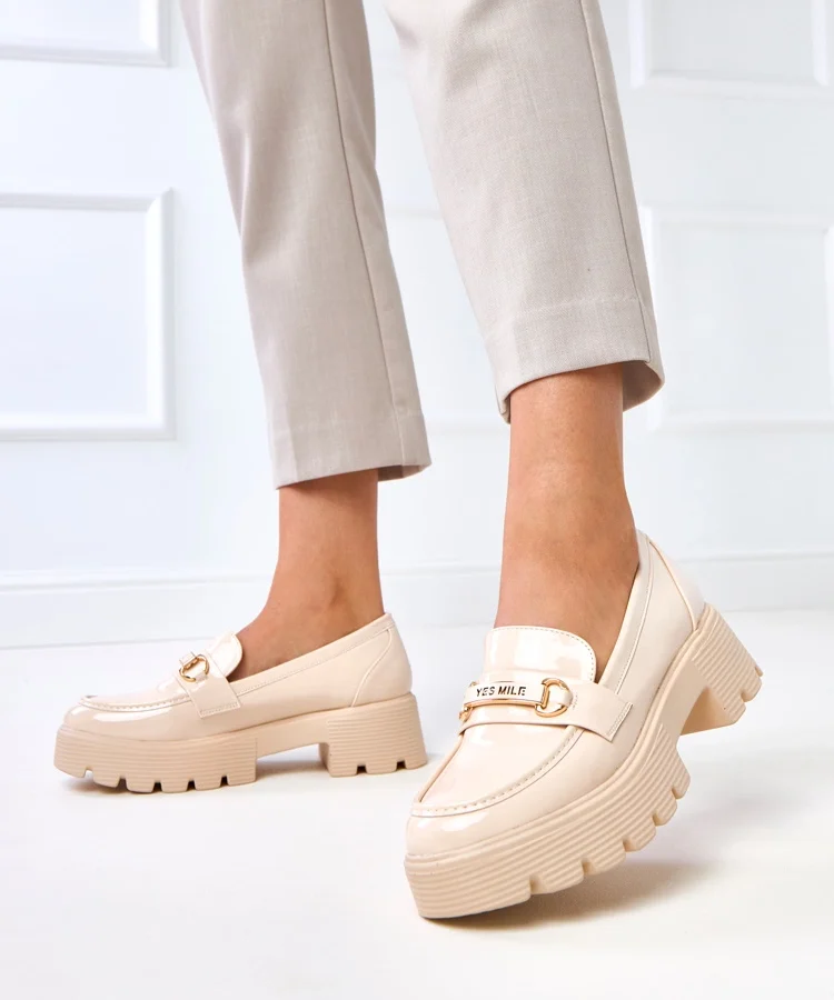 Beżowe lakierowane mokasyny z ozdobą Kidane