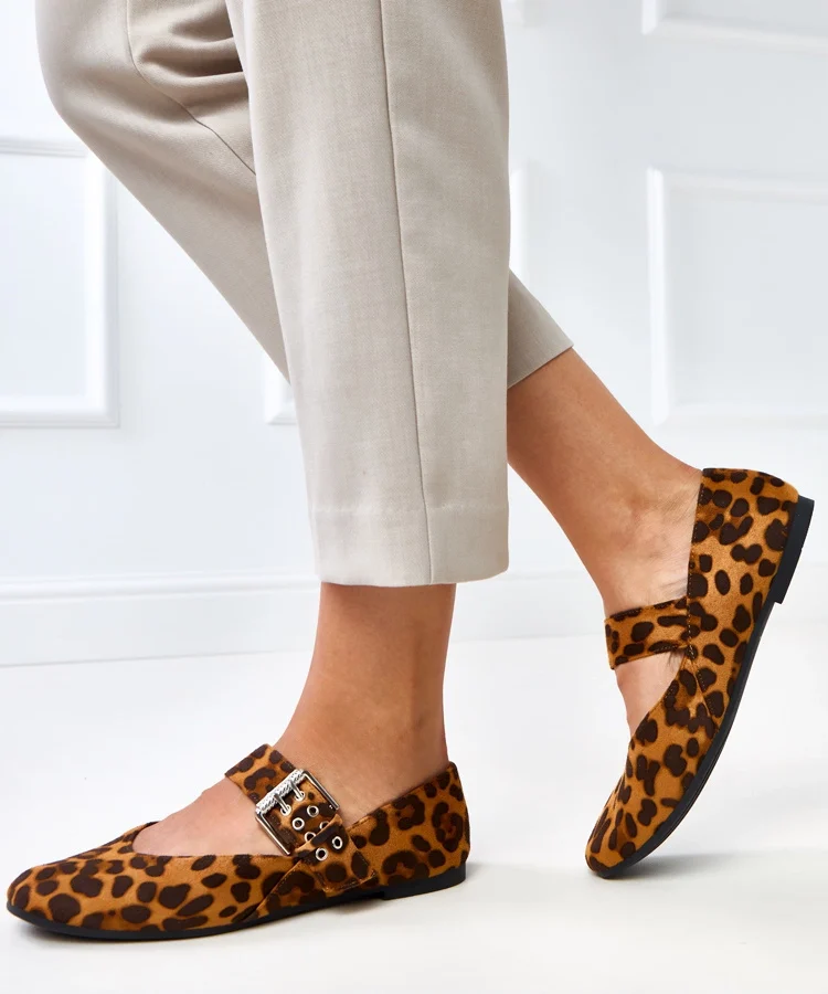 Panterkowe balerinki z ozdobną klamerką Damia
