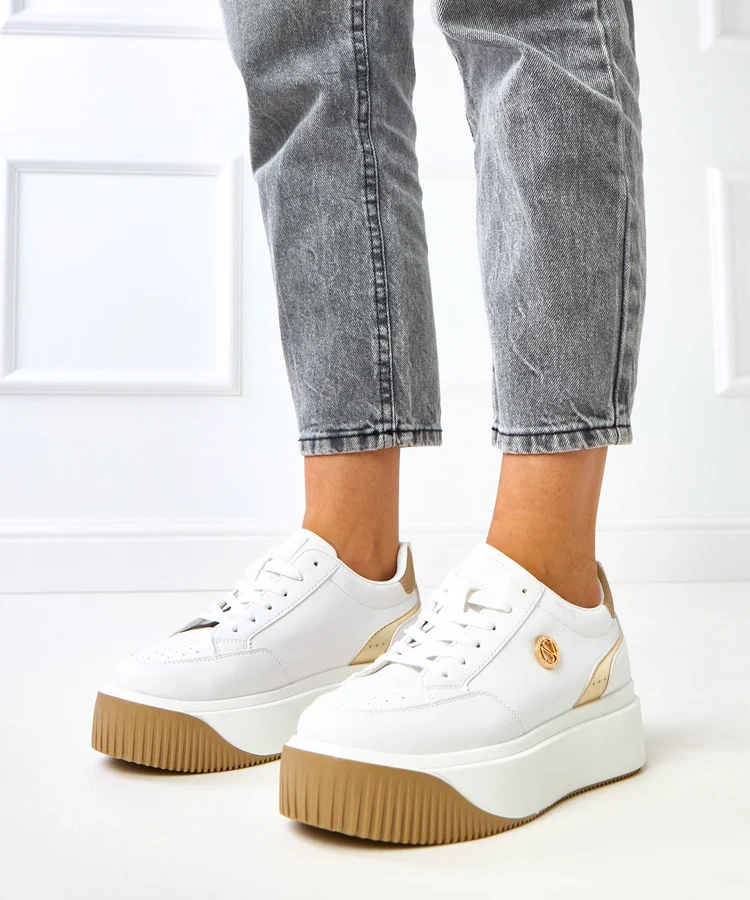 Białe sneakersy na platformie ze złotym motywem Baresi