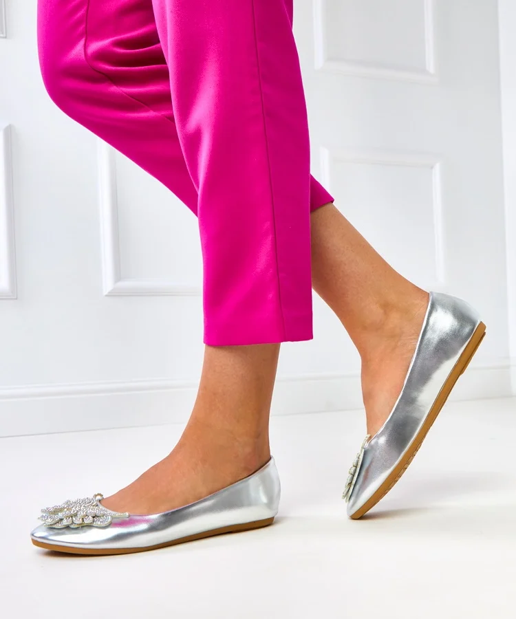 Srebrne balerinki z ozdobnym motylem Gruca