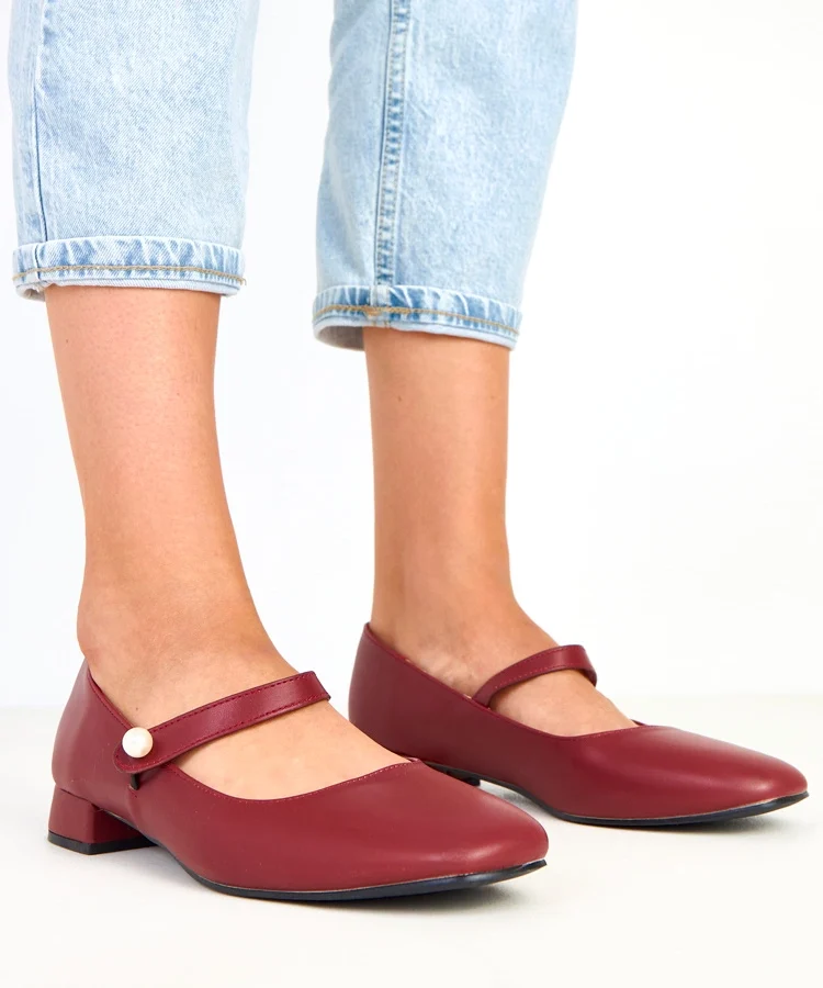 Bordowe czółenka na słupku z ozdobnym paskiem Alya