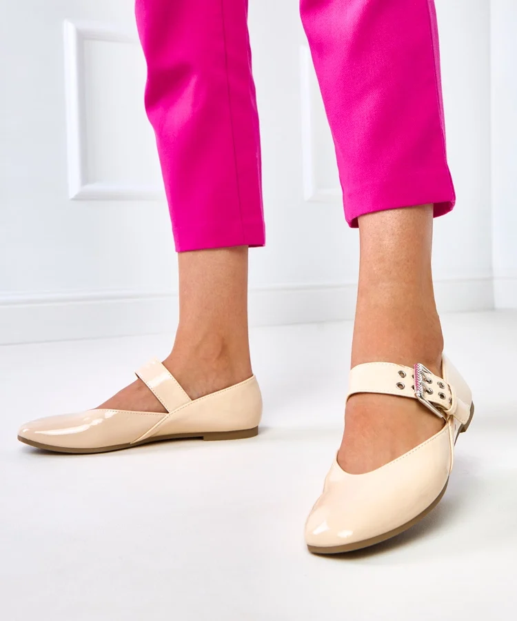 Beżowe lakierowane balerinki z ozdobną klamerką Damia