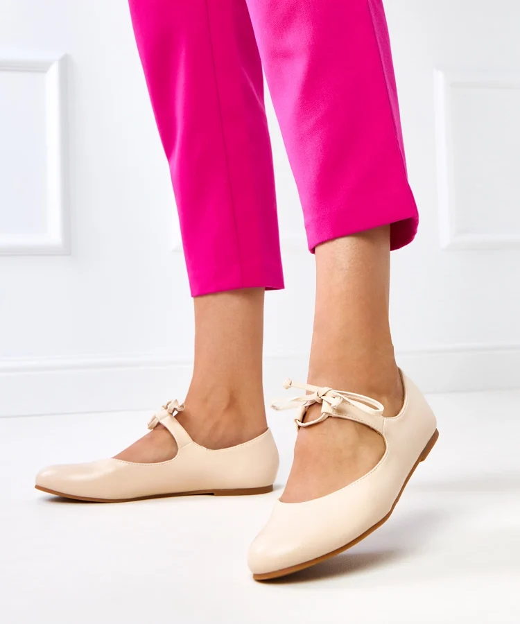 Beżowe balerinki wiązane na kostce Sallay