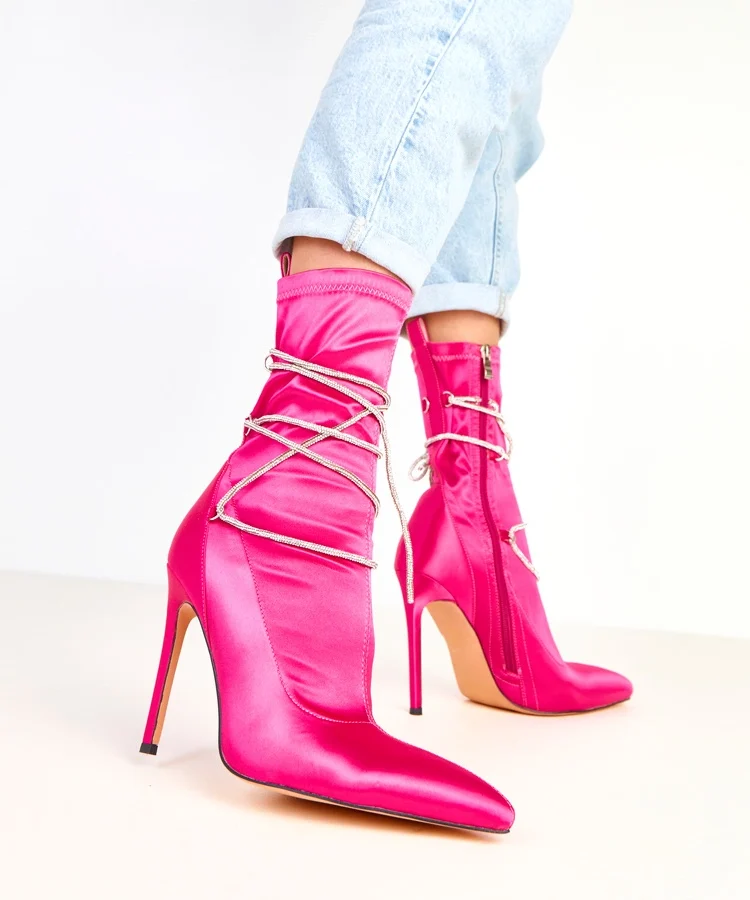 Różowe satynowe botki zdobione cyrkoniami Tolnai