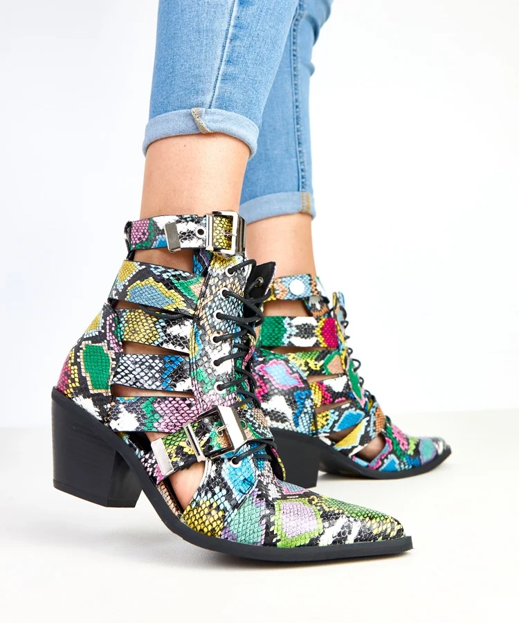 Wielokolorowe botki na słupku sznurowane z wycięciami Verica