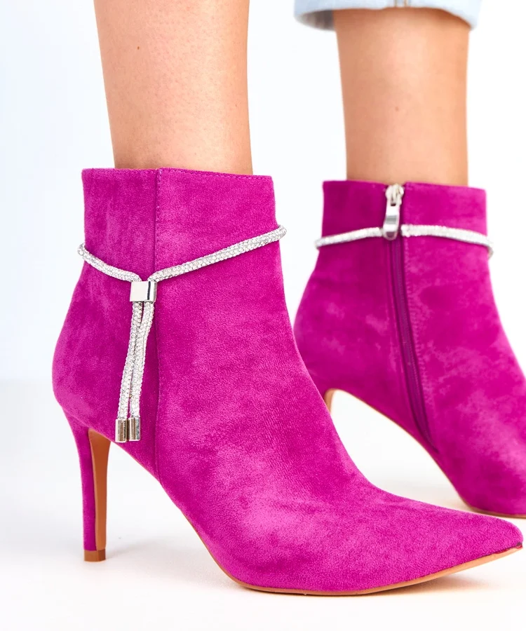 Fioletowe botki na szpilce z ozdobnym łańcuszkiem Ivey