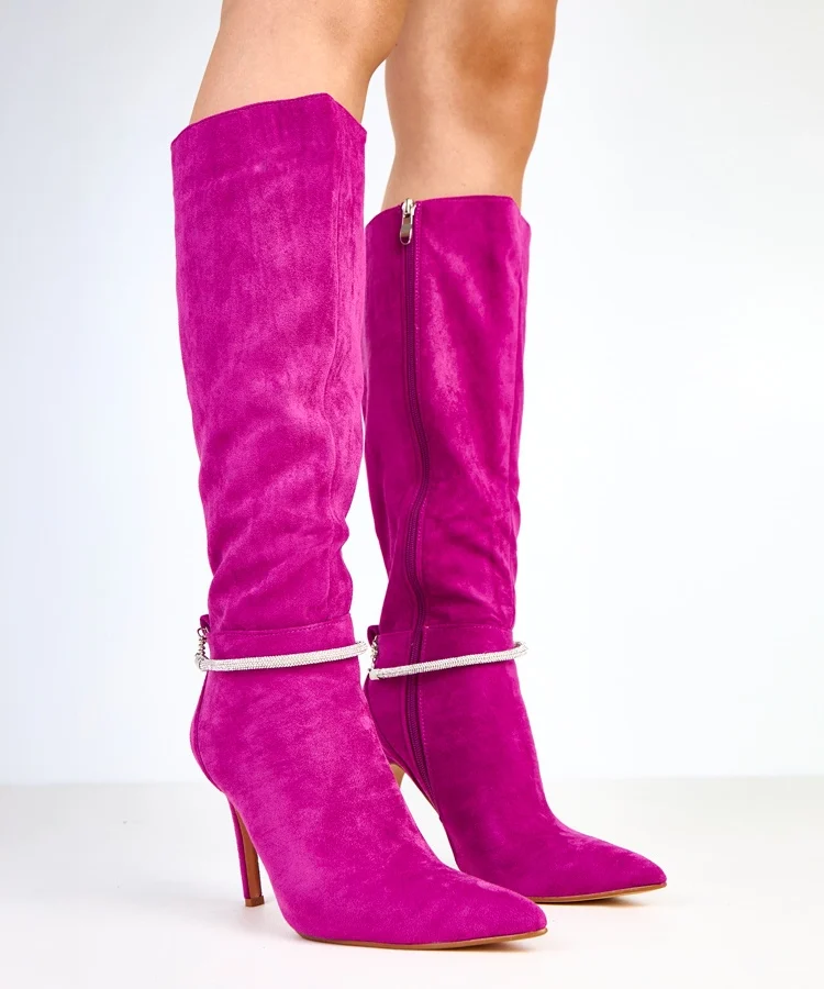 Fioletowe kozaki na szpilce z ozdobnym łańcuszkiem Skye