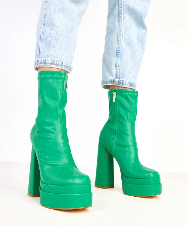 Zielone botki na masywnym słupku i platformie Yasmin