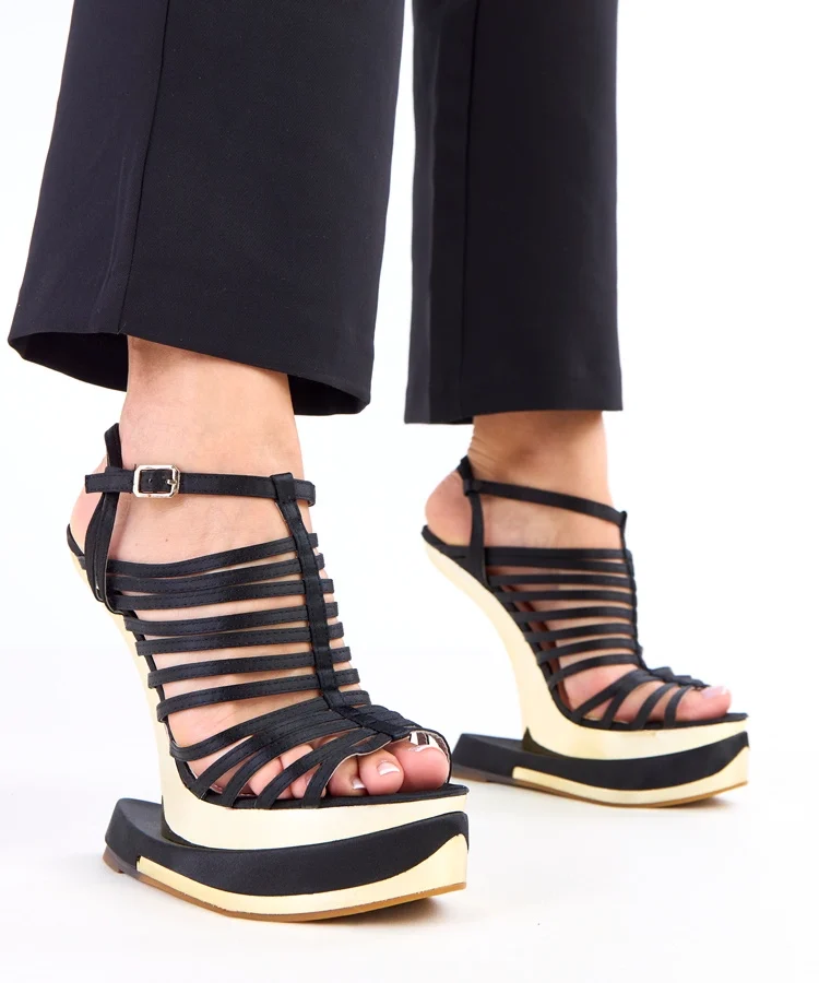 Czarne sandały na futurystycznym obcasie Elizer