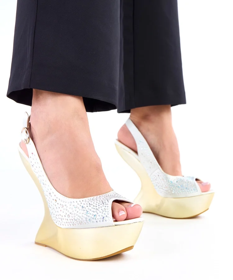 Beżowe sandały z cyrkoniami na futurystycznym koturnie Tejla