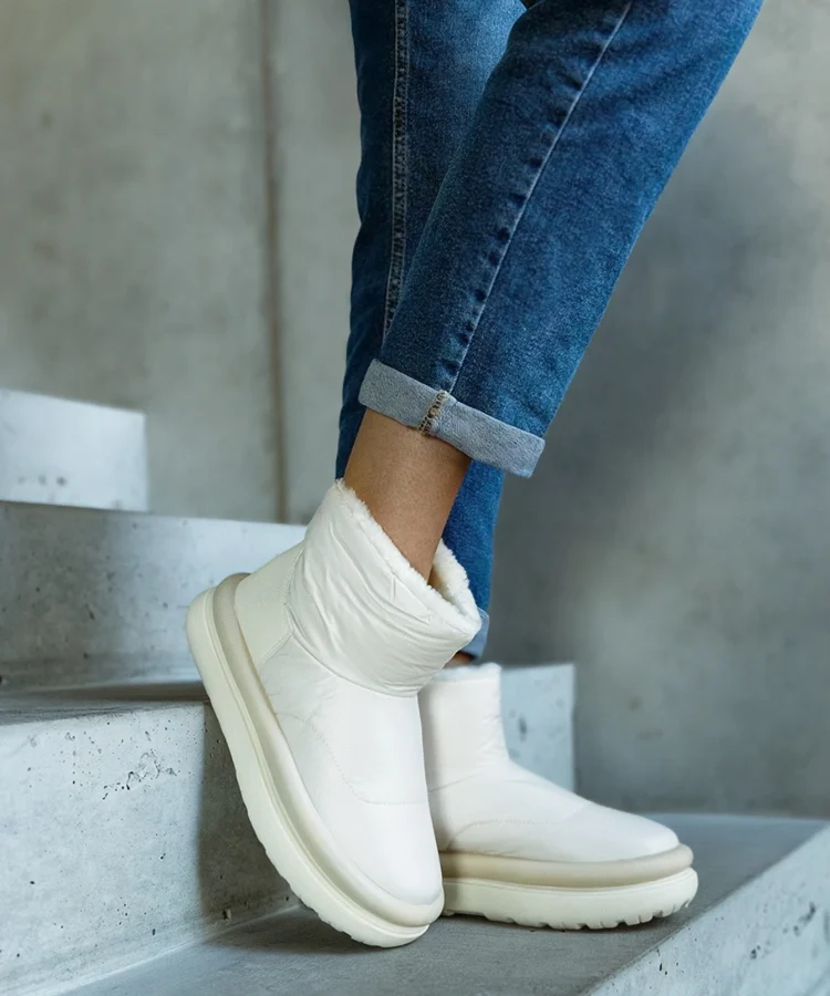 Beżowe ciepłe śniegowce na platformie Cores