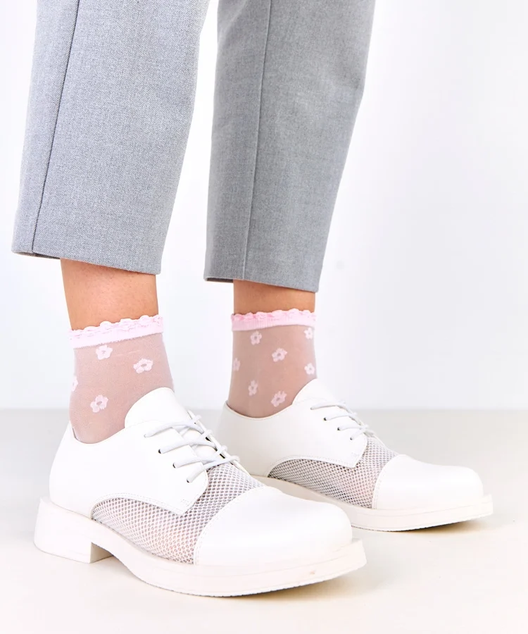 Białe półbuty damskie z siateczką na cholewce Moris