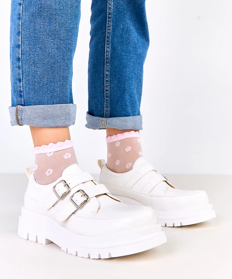 Białe półbuty na masywnej podeszwie zdobione klamrami Juke