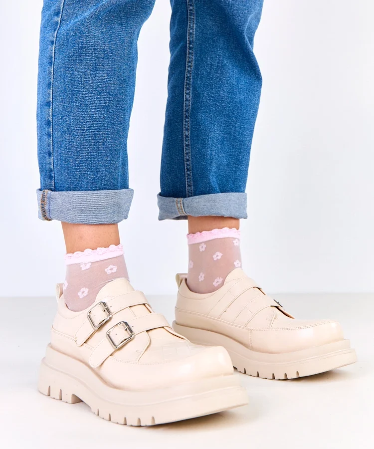 Beżowe półbuty na masywnej podeszwie zdobione klamrami Juke