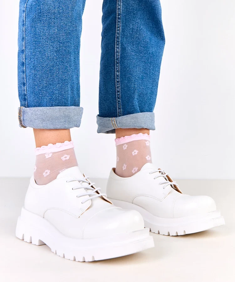 Białe półbuty na traktorowej podeszwie Jetta