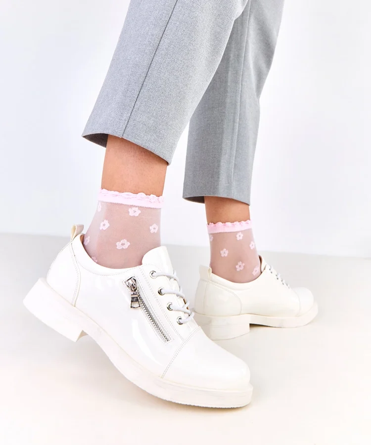 Białe lakierowane półbuty damskie Diamante