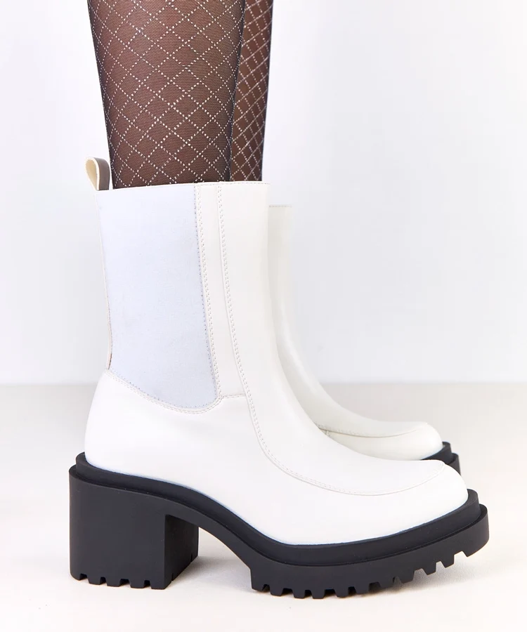 Białe botki na słupku z elastyczną wstawką Jarley