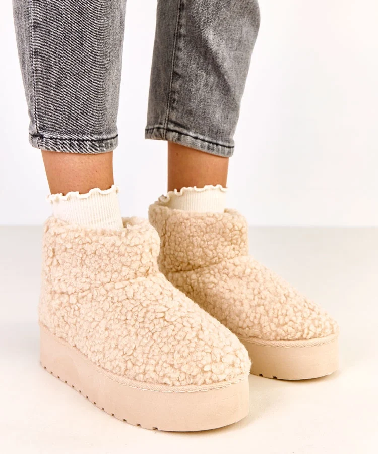 Beżowe śniegowce z cholewką z barankowego futra Lasso