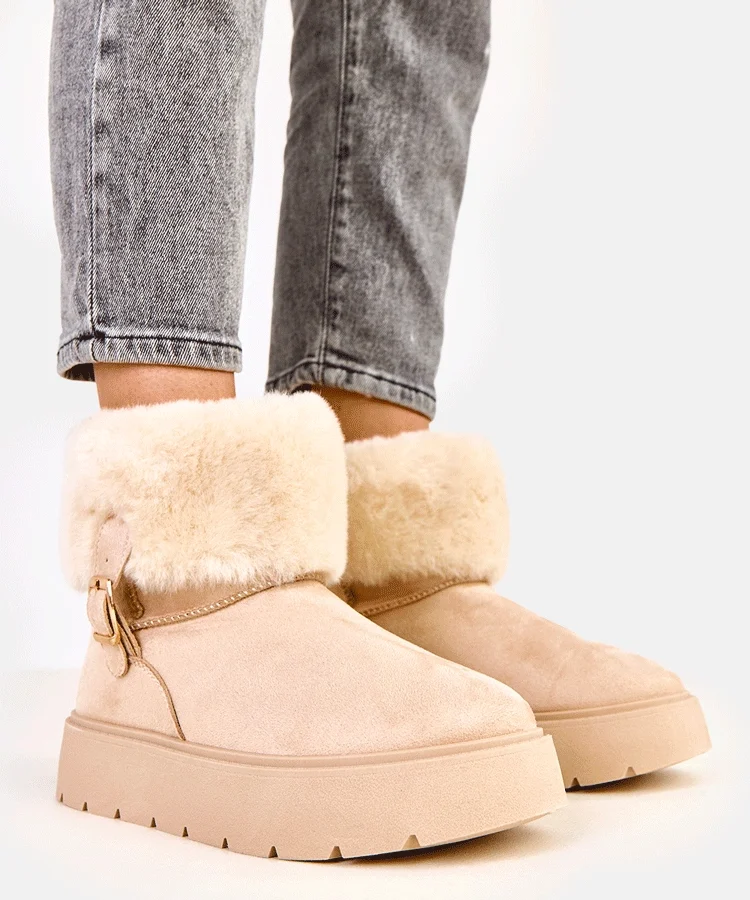 Beżowe śniegowce na platformie zdobione klamerką Salini