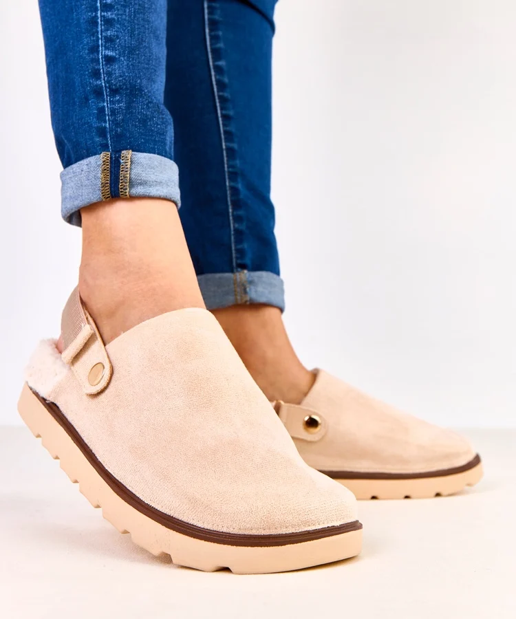 Beżowe zabudowane kapcie ocieplane z zapięciem Unseta