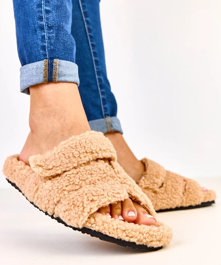 Beżowe futrzane kapcie z otwartym przodem Felissa