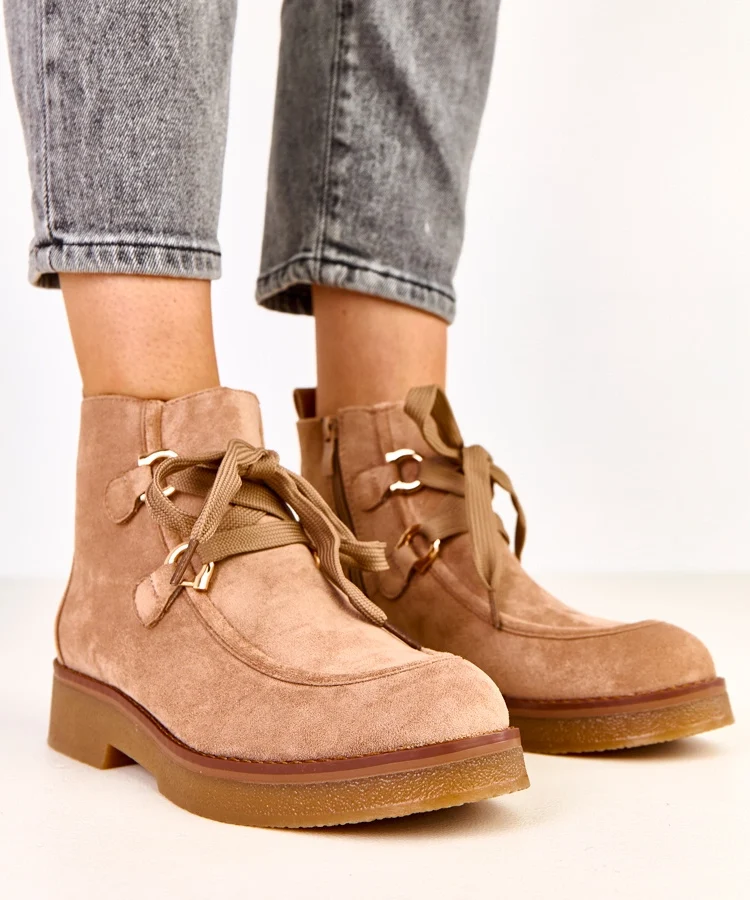 Beżowe botki ocieplane z ozdobnymi sznurówkami Katrins